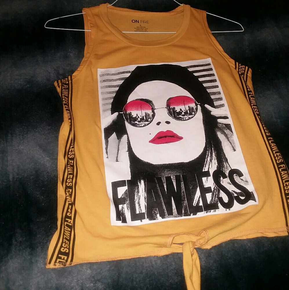 Super cute FLAWLESS print sleeveless tee